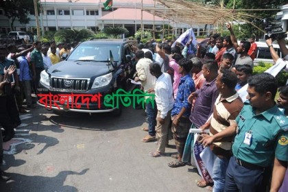 জেলেদের বিক্ষোভের মুখে প্রাণিসম্পদ প্রতিমন্ত্রী