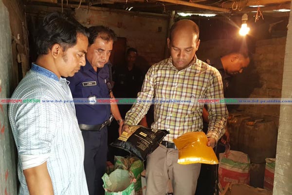 একটা ঘরেই দেশি-বিদেশি ২০ পণ্য উৎপাদন!