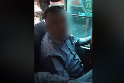 বাসে নারীর শ্লীলতাহানির অভিযোগে গণধোলাই, ভিডিও ভাইরাল