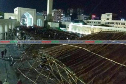 ঝড়ে বায়তুল মোকাররমে অস্থায়ী প্যান্ডেল ভেঙে নিহত ১, আহত ২০ 