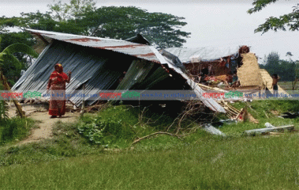 কবিরহাটে ঝড়ে অর্ধশতাধিক ঘরবাড়ি বিধ্বস্ত, আহত ১০