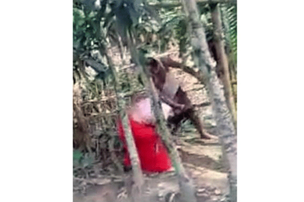 প্রবাসীর স্ত্রী‌কে 'অর্ধনগ্ন' করে প্রকা‌শ্যে লাঠিপেটা