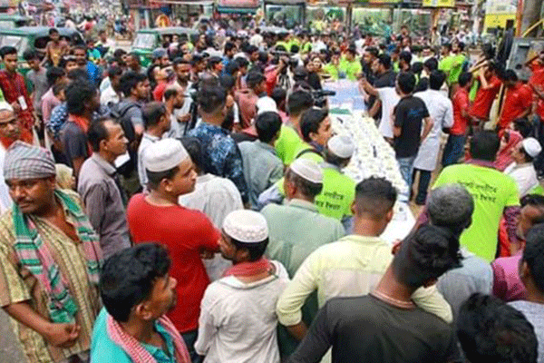 সিলেটে দুই টাকার ১১ পদের ইফতার, অসহায় মানুষের মুখে হাসি