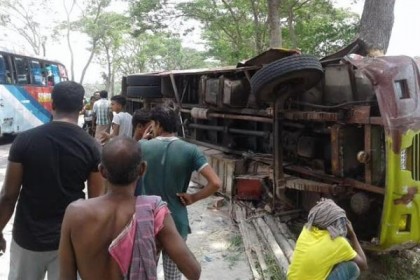 গাছের সঙ্গে বাসের ধাক্কায় প্রাণ গেল ৬ জনের, আহত ১৫