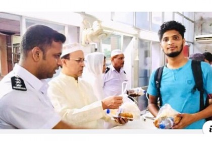 বেনাপোল চেকপোস্টে যাত্রীদের মাঝে বিনামূল্যে ইফতার বিতরণ