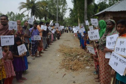 স্কুল রক্ষার দাবিতে শিক্ষার্থীদের মানববন্ধন