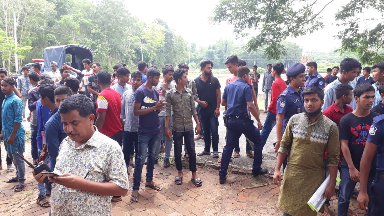 অতিরিক্ত ফি ও বেতন আদায়ের প্রতিবাদে শিক্ষার্থীদের সড়ক অবরোধ