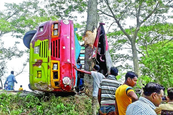 বাস উল্টে প্রাণ গেল ছয়জনের