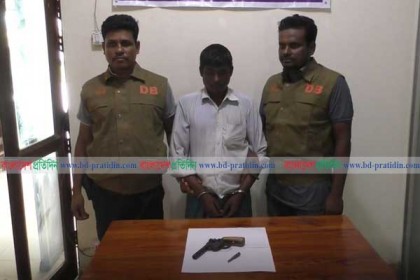 ঝিনাইদহে অস্ত্র ও গুলিসহ আটক ১