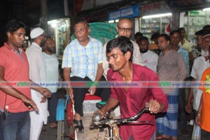 রিকশায় চড়ে অভিযানে মেয়র আরিফ