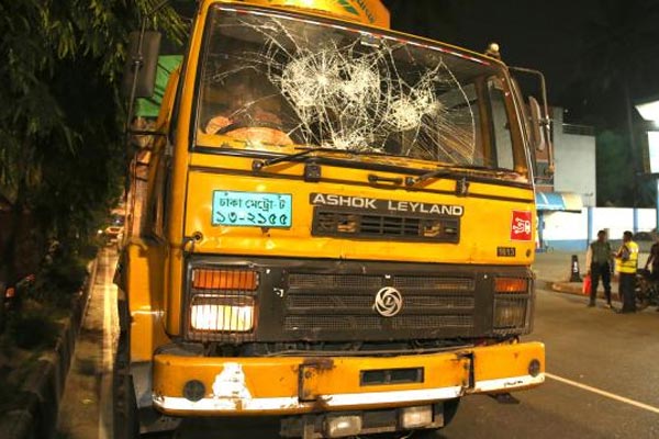আসাদগেটে বেপরোয়া ট্রাকচাপায় মোটরসাইকেল আরোহী নিহত