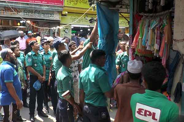 বরিশালের চকবাজারে ফুটপাত দখলমুক্ত করতে পুলিশের অভিযান শুরু