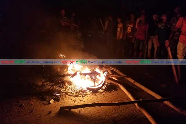 ভালুকায় পুলিশভ্যানে ধাক্কা লাগার জেরে সংঘর্ষ, আহত শতাধিক