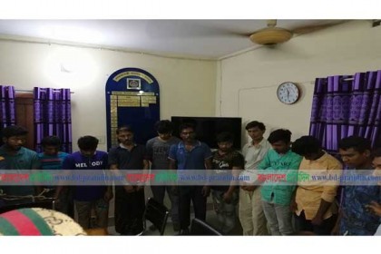 চুয়াডাঙ্গায় গোপন বৈঠকে পুলিশের হানা, আটক ১৩ আসামি