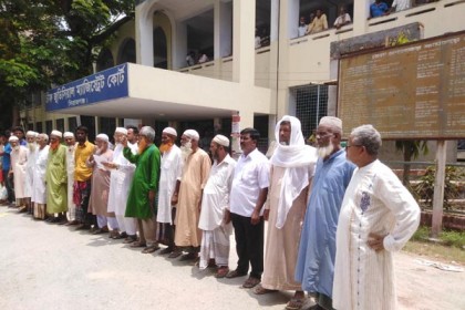 যমুনা নদী থেকে অবৈধ বালু উত্তোলন বন্ধে মানববন্ধন

