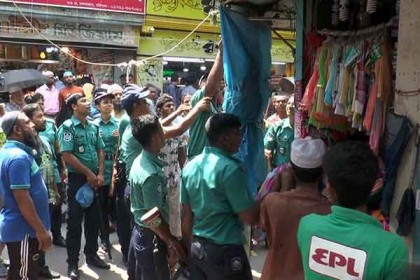 বরিশালের চকবাজারে ফুটপাত দখলমুক্ত করতে পুলিশের অভিযান শুরু