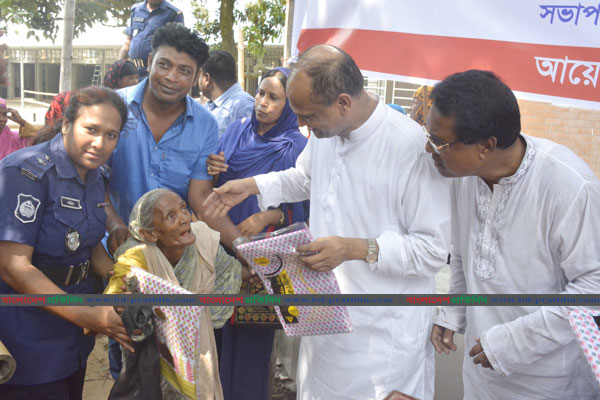 বাগমারায় ২০ হাজার নারী পেল ঈদ উপহার 