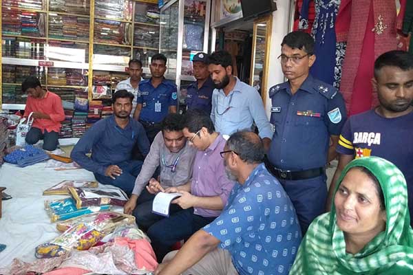 ম্যাজিস্ট্রেট প্রবেশ করায় জামার দাম হয়ে গেল অর্ধেক!