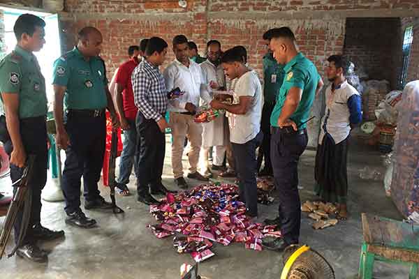 বরিশালে নামিদামি পণ্যের মোড়কে মানহীন চিপস, মালিকের কারাদণ্ড