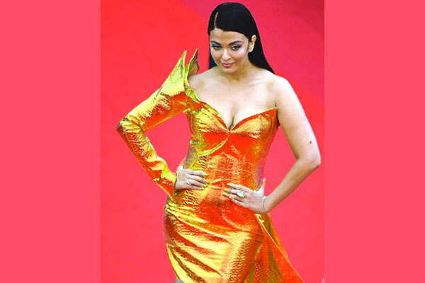 জমজমাট কান সৈকত