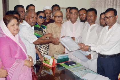 সরাসরি কৃষকের কাছ থেকে ধান কিনতে বরিশাল মহানগর বিএনপির স্মারকলিপি