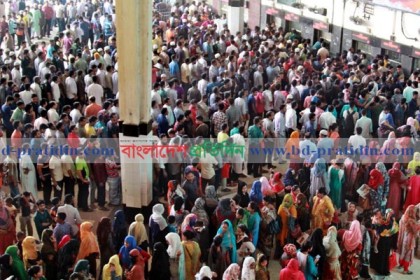 ৩০ মে’র টিকিট পেতে কমলাপুরে দীর্ঘ লাইন