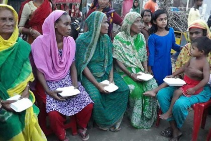 বস্তিতে দুস্থদের সাথে অন্যরকম ইফতার
