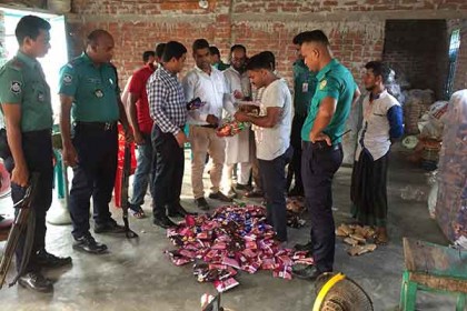 বরিশালে নামিদামি পণ্যের মোড়কে মানহীন চিপস, মালিকের কারাদণ্ড