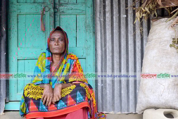 ধুনটে স্ত্রীর মর্যাদার দাবিতে গৃহবধূর অনশন

