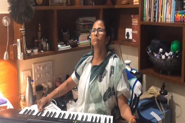 ফল প্রকাশের আগে কবিতা লিখলেন মমতা, বাজালেন পিয়ানো (ভিডিও)