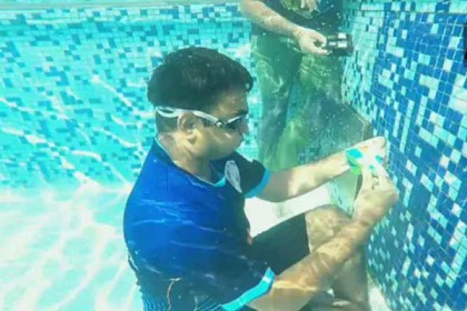 পানির নিচে ৯টি রুবিক’স কিউব সমাধান করে যুবকের বিশ্বরেকর্ড! 