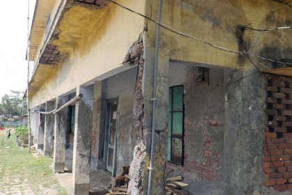 বাগেরহাটে ঝুঁকিপূর্ণ ভবনে পুলিশ ক্যাম্প, যেকোনও মুহূর্তে দুর্ঘটনার শঙ্কা 