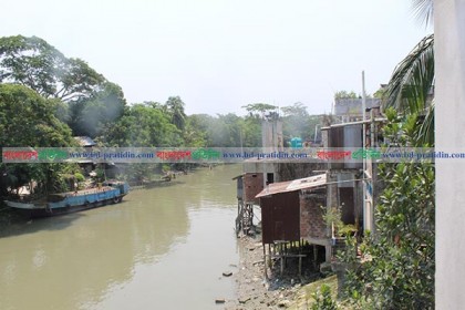সন্ধ্যা নদীর অবৈধ দখলকারী ১৫ জনের তালিকা করেছে দুদক