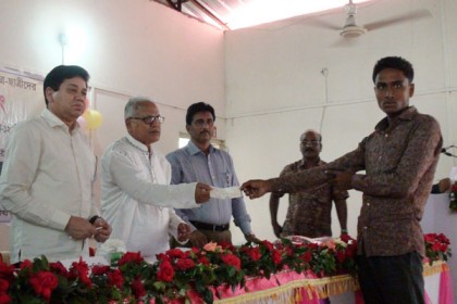 নীলফামারীর ডিমলায় মেধাবী শিক্ষার্থীদের বৃত্তি প্রদান