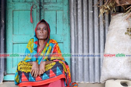 ধুনটে স্ত্রীর মর্যাদার দাবিতে গৃহবধূর অনশন

