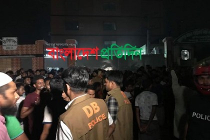 আশুলিয়ায় শ্রমিক নিহতের গুজব, সড়ক অবরোধ