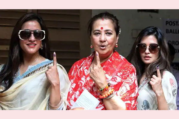 নতুন শাড়ি কিনে রেখেছেন মুনমুন সেন