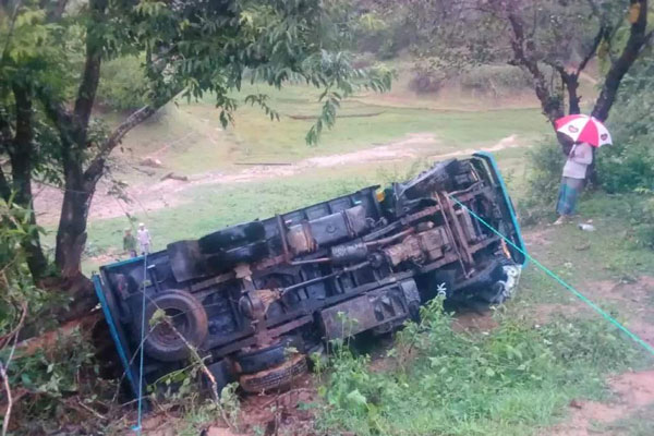 নানিয়ারচরে ট্রাক উল্টে নিহত ১

