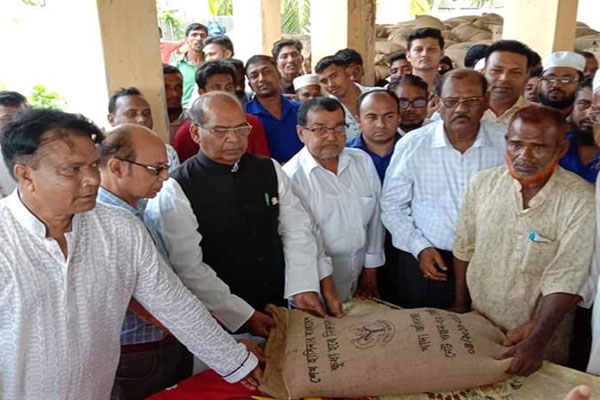 কলাপাড়ায় ভিজিডি-ভিজিএফের চাল বিতরণ