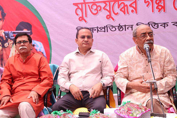 শিক্ষার্থীদের মুক্তিযুদ্ধের গল্প শুনালেন শাহরিয়ার কবির


