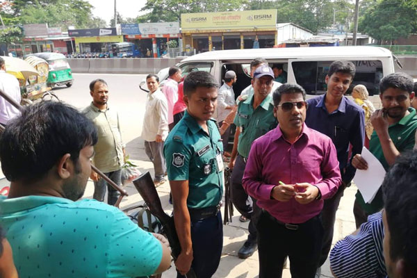 বাসে দ্বিগুণ ভাড়া আদায়, এক লাখ টাকা জরিমানা

