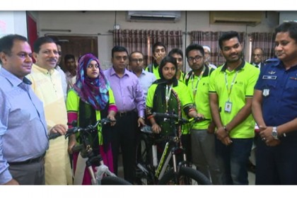 দুটি সাইকেল উপহার দিল বরিশাল জেলা প্রশাসন