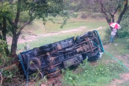 নানিয়ারচরে ট্রাক উল্টে নিহত ১

