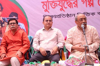শিক্ষার্থীদের মুক্তিযুদ্ধের গল্প শুনালেন শাহরিয়ার কবির

