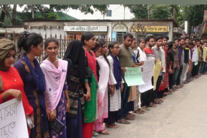 গোপালগঞ্জে ডাক্তার-নার্সদের গ্রেফতারের দাবি

