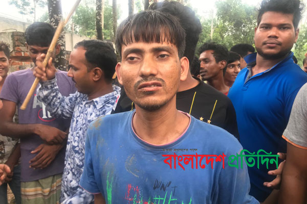২ শিশুকে অপহরণকালে যুবককে গণধোলাই, পুলিশে সোপর্দ