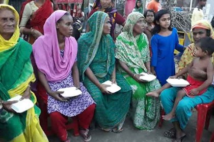 বস্তিতে দুস্থদের সাথে অন্যরকম ইফতার