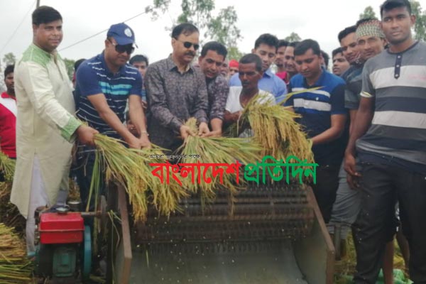 এবার কৃষকের ধান মাড়াই কাজে রংপুর পুলিশ কমিশনার