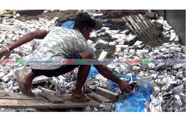 বৃষ্টির পানিতে ভেসে এলো ১০ বস্তা সরকারি ওষুধ!