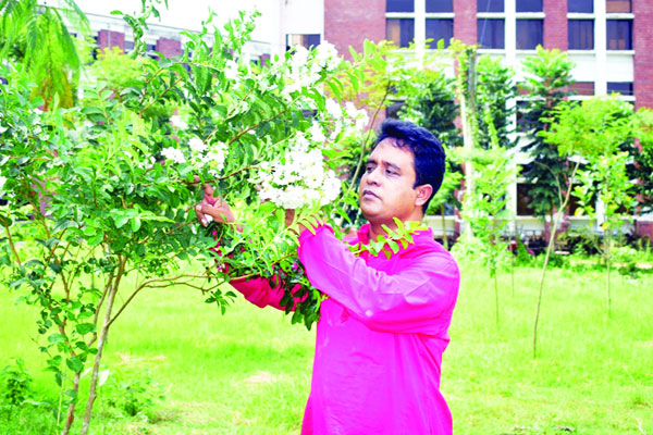 পেশা শিক্ষকতা নেশা গাছ লাগানো